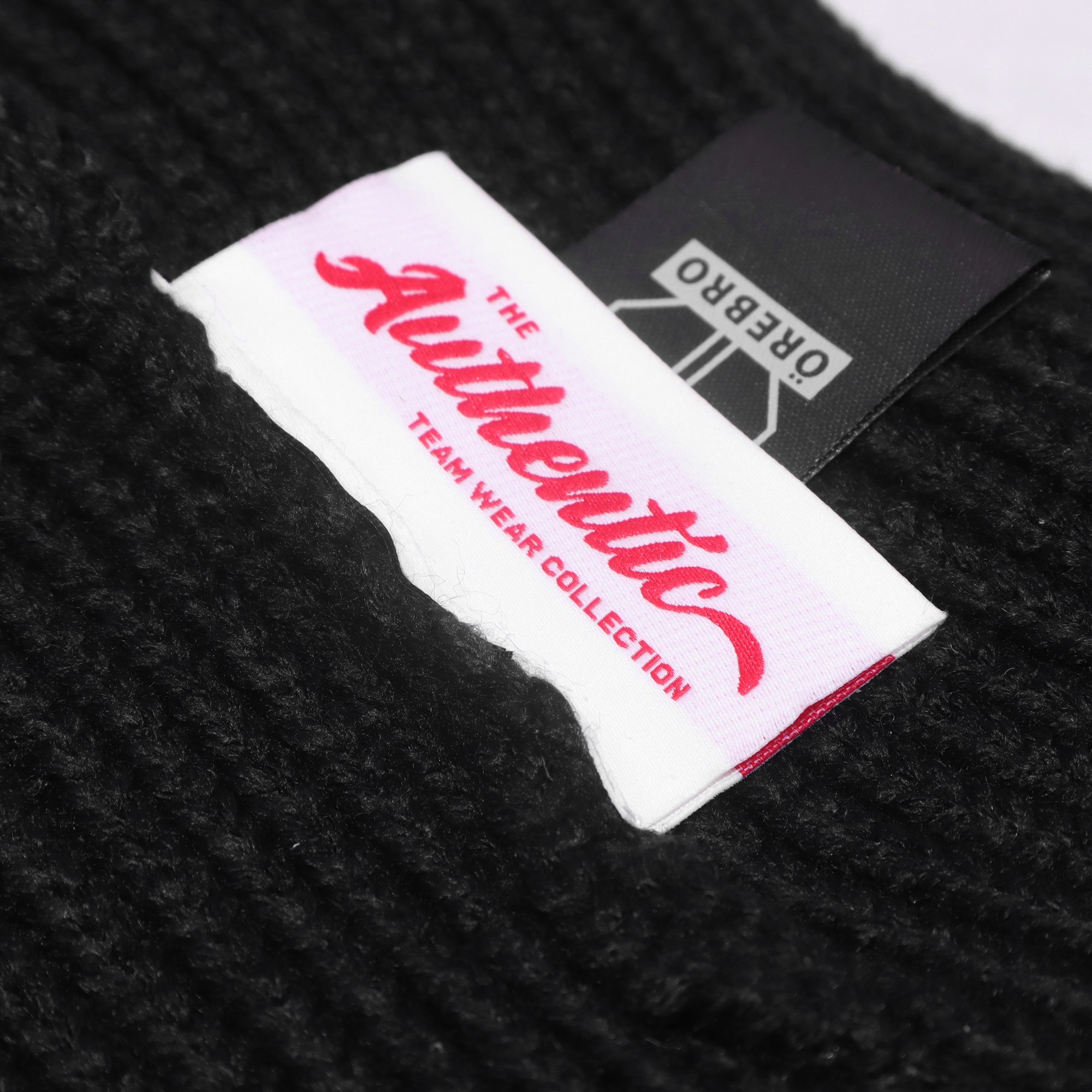 Stickad mössa med fleece märke Svart/Black