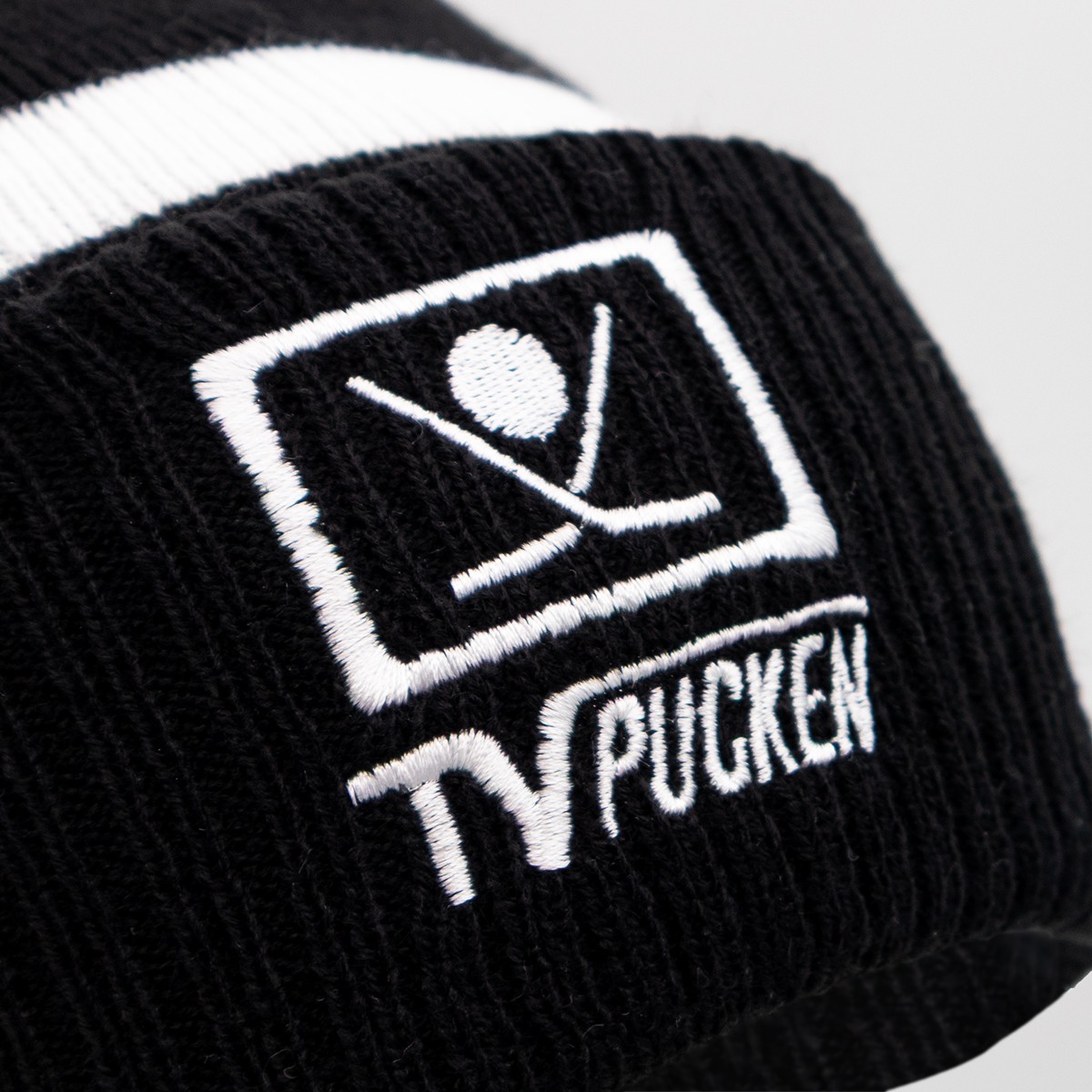 Knitted Pom Pom Beanie TV-Pucken Black